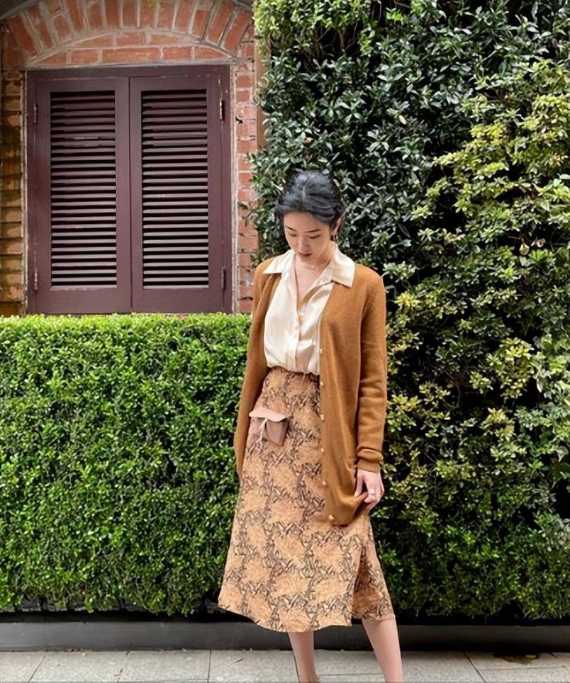 杨采钰带火了"新年穿搭":红大衣 衬衫 半身裙,显贵高级又洋气