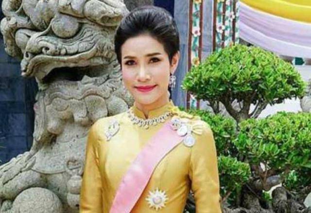 原创泰国公布贵妃军照牵手秀恩爱瞬间挤爆网络41岁王后压力倍增