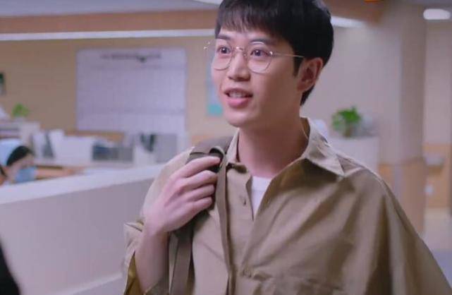 本来觉得尖尖男友很不顺眼可看到他腿的那一刻观众看傻眼了