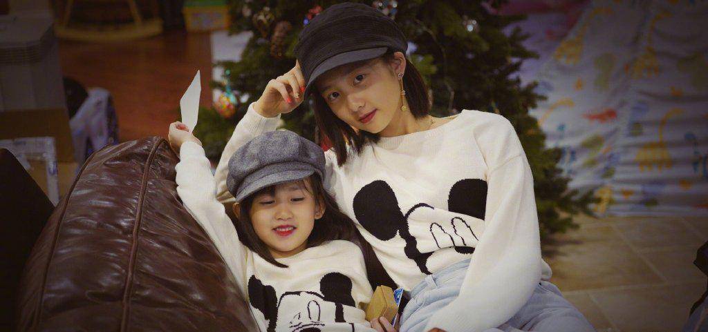 原创黄磊老婆晒多多妹妹臭美照偷穿妈妈高跟鞋配碎花裙复古俏皮