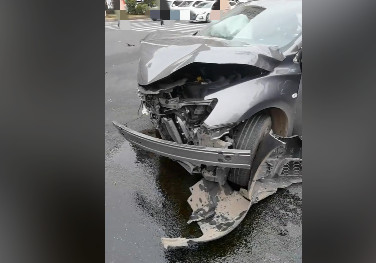 嘭的一声响动后南充市高坪城区这条路上出现了交通事故