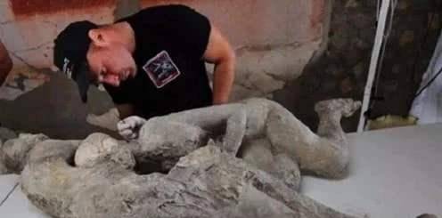 化石,这才发现了这座古城的存在,2015年的时候,考古学家对庞贝古城的