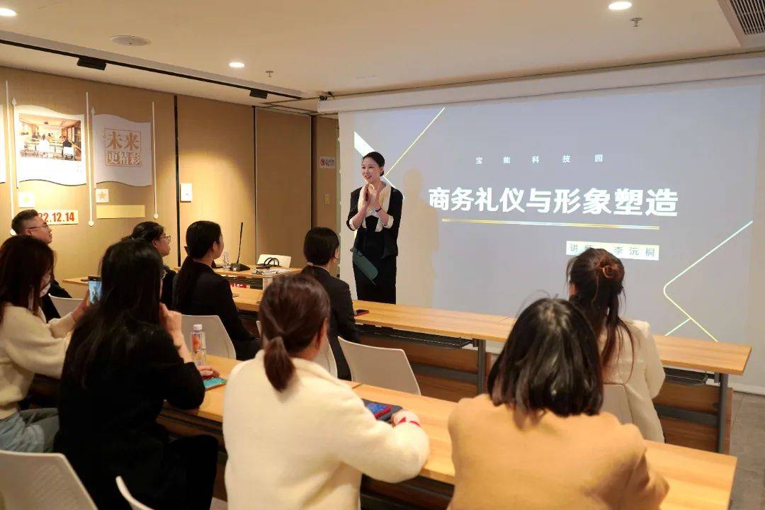 现代职场,是一座流光溢彩的城市繁忙而充满魅力在这座城市中女神们