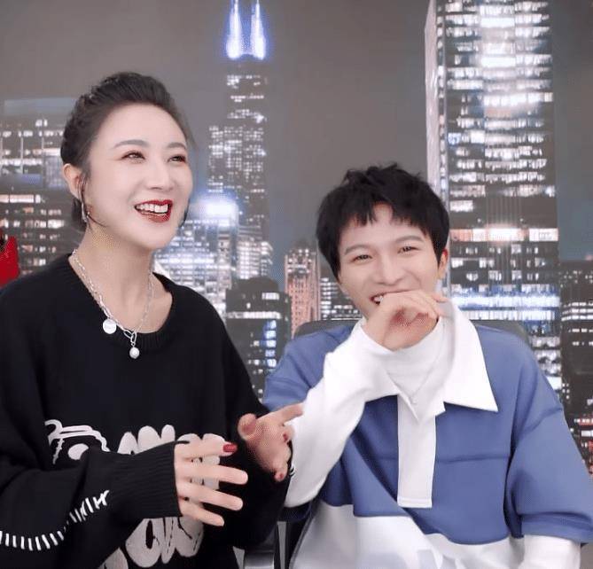 周深直播秀高音,震破高脚杯吓出表情包,反应实在出乎意料_薇娅_杯子