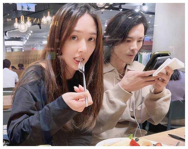 郭碧婷向佐同台复出怀旧卖惨大招连发娱乐圈再添一新人