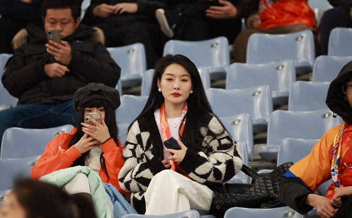 原创超萌成都美女球迷头戴大熊猫适逢三八节中超半边天风采来了