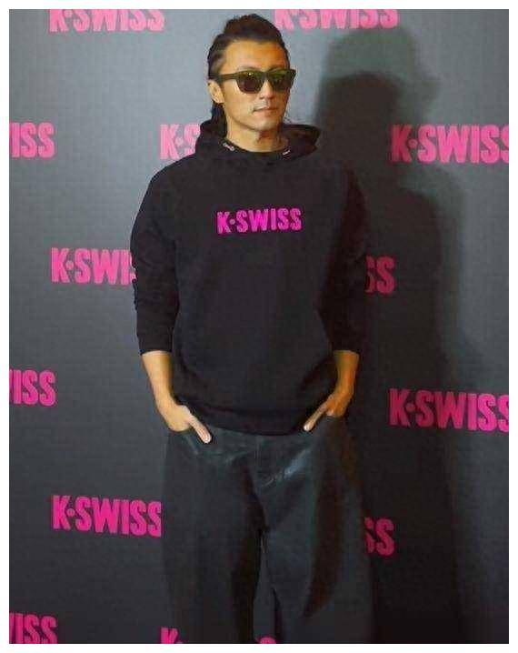 谢霆锋分享王菲甜蜜笑容幸福表情引发热议