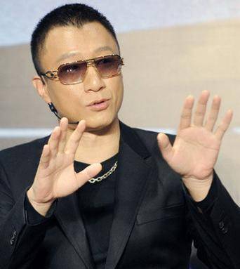 他狠心分手大11岁女友,转身娶小15岁娇妻,与巩俐假戏真做_孙红雷