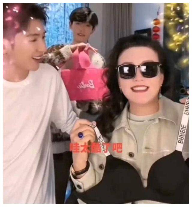 张兰惹众怒扯掉大s面具胸贴梗引发热议