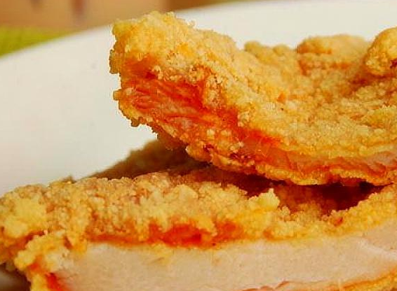 其实,大家应该也可以发现,所谓的鸡排,并不是简单的炸鸡排.