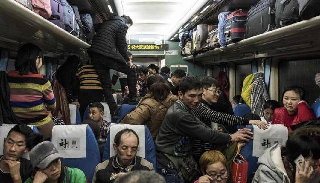 原创火车上乘客几千人为何卖不掉几十份盒饭内行道出其中猫腻