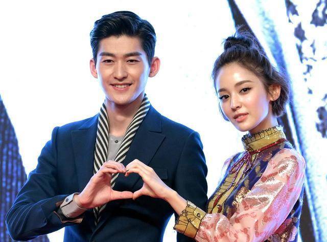 古力娜扎本人也对此段恋情不再避讳,而是大胆地去直面此段恋情,甚至在