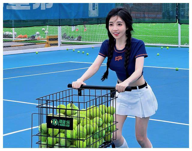 原创冯提莫户外直播揭秘真实身高曝光超诡异不到1米5