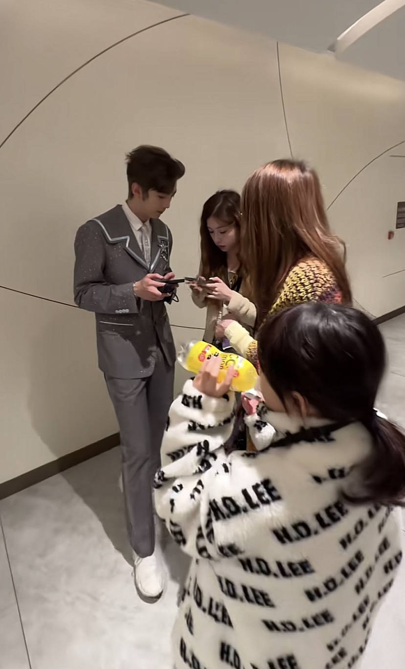 洪欣张丹峰合体看儿子比赛,夫妻俩全程紧张,张镐濂遗憾未能出道_画面