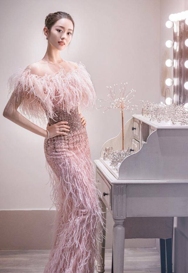 原创26岁吉娜同框50岁莫文蔚秒变小迷妹身材完胜滤镜太重像假人