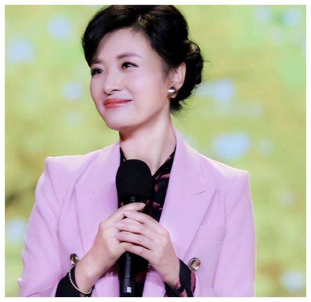 董卿自豪分享,10岁儿子温暖如一,周涛幽默回应,笑料百出_姐姐_气质