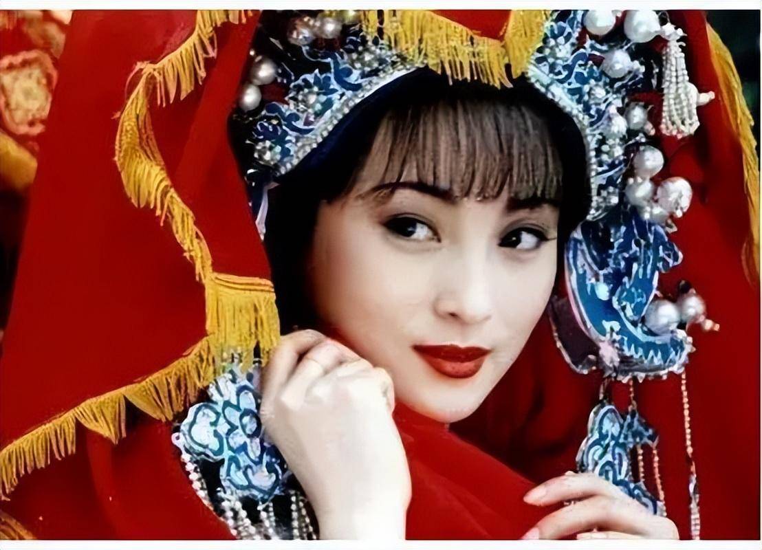 原创陈建斌夫妇香港路演受追捧48岁蒋勤勤生图惊艳难怪叫水灵