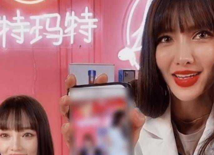 把自己拍成"烂片女王",出道22年不火,把自己玩成"抖音一姐"_李小璐