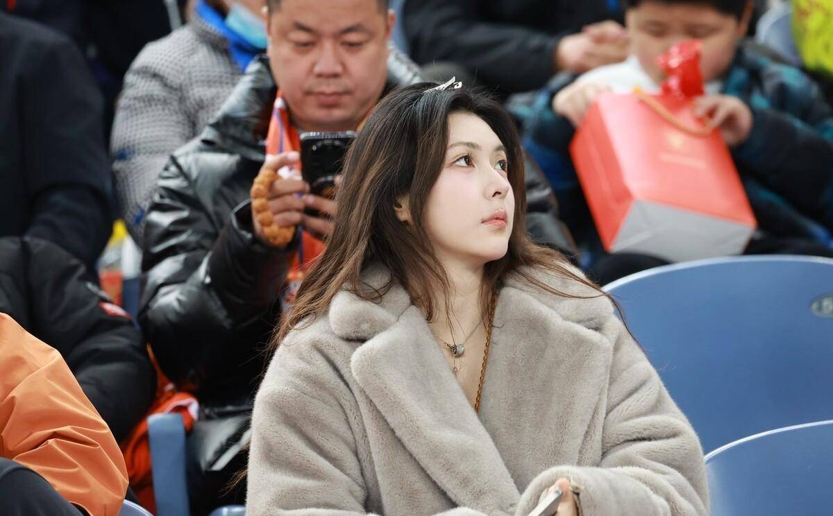 原创超萌成都美女球迷头戴大熊猫适逢三八节中超半边天风采来了