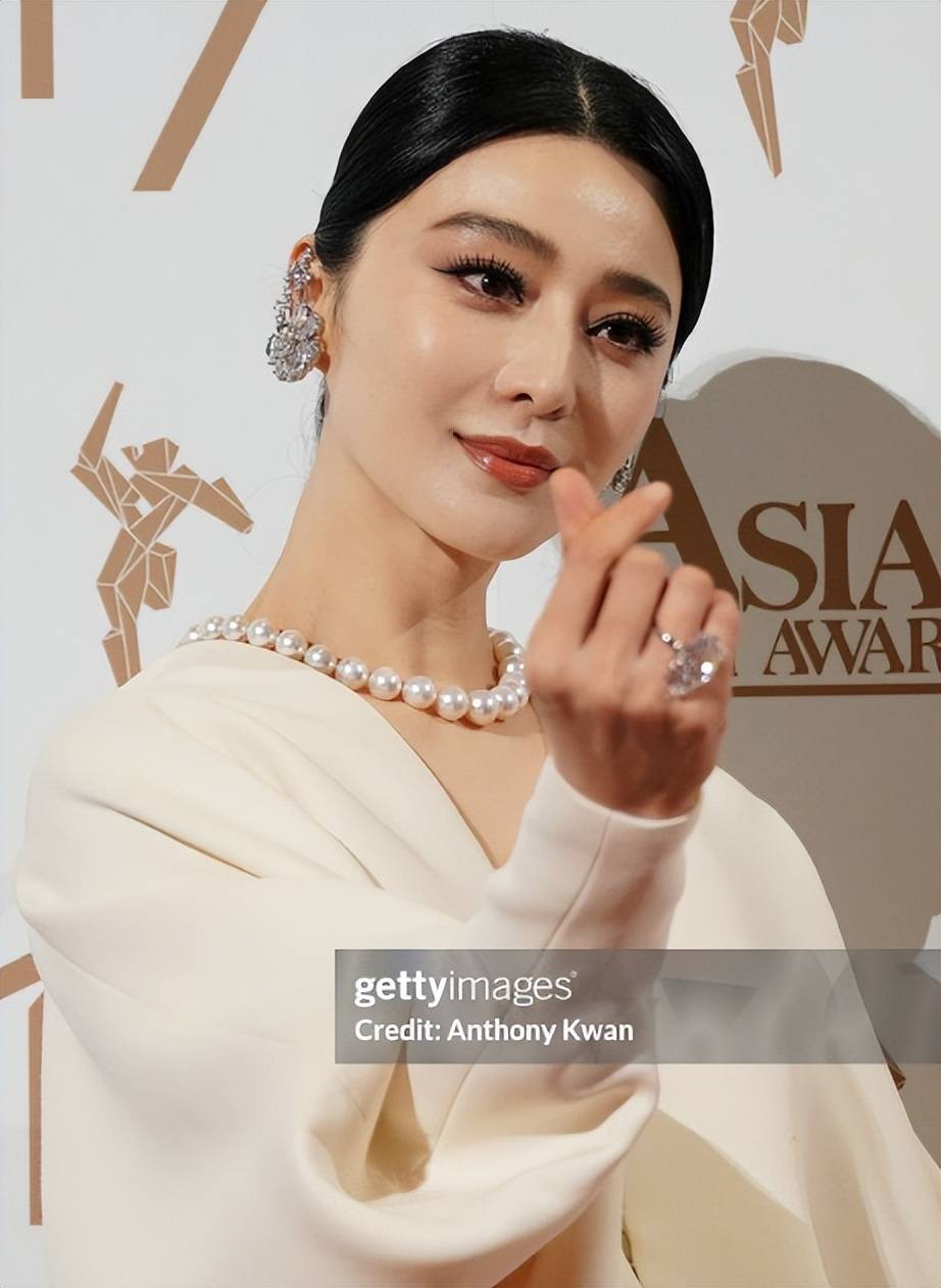 抿嘴含笑魅力四溢,丰腴身姿艳压群星绽放独特光彩_范冰冰_岁月_观众们