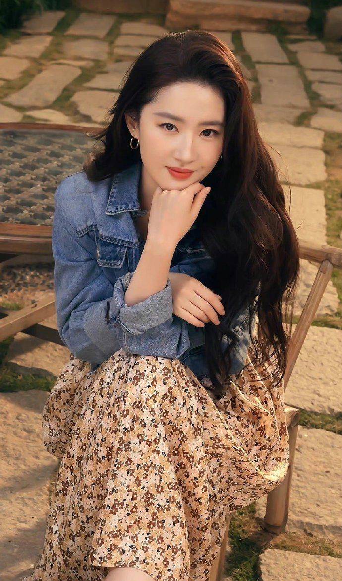 和20岁谷爱凌同框,一个美丽动人,一个飒爽干练_时尚_造型_女明星