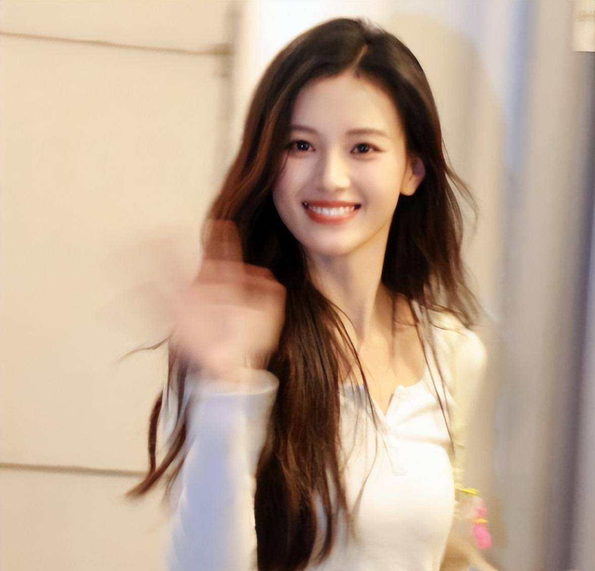 原创成都这一夜女明星个个风情万种白鹿妩媚倪妮干净00后崛起