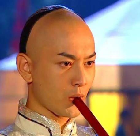 后面他出演了于正的宫锁珠帘,还是剃了头,当年之事再次被人提及,很多