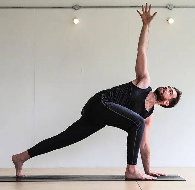 34岁亚洲王子近照曝光4年前还是油腻大叔的他怎么变成这样了