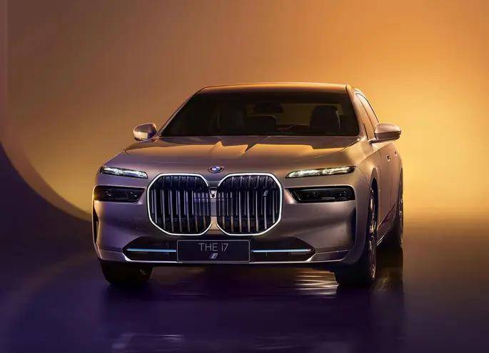 "双肾"变"巨肾",回顾宝马7系迭代史,为何格栅越