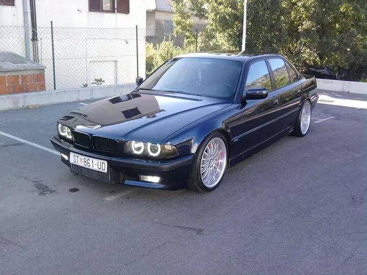 1996年推出的宝马725tds提供了一种燃油经济性更好的动力系统.搭载2.