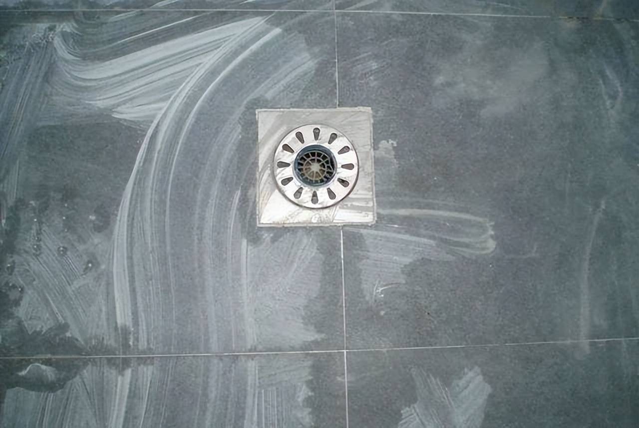 卫生间地漏铺贴有技巧,师傅加收两百元,确保质量值花销_排水_方法