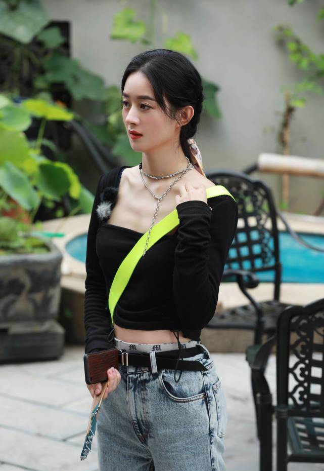 原创赵丽颖路上被狗追结果却反过来安慰狗主人高情商满分