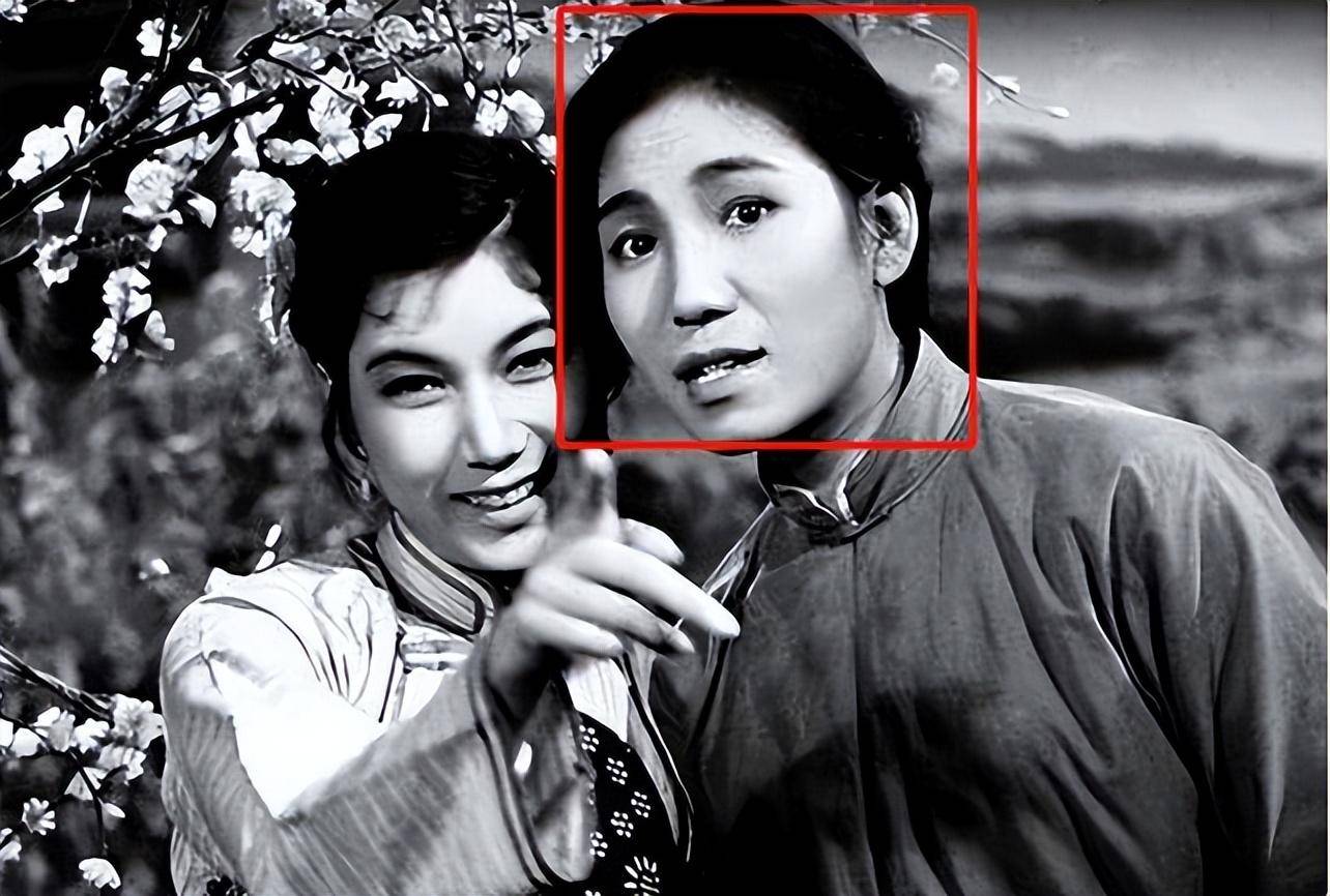 在演戏生涯中,赵丽蓉认识了同为戏曲演员的新凤霞,两人成为无话不说的