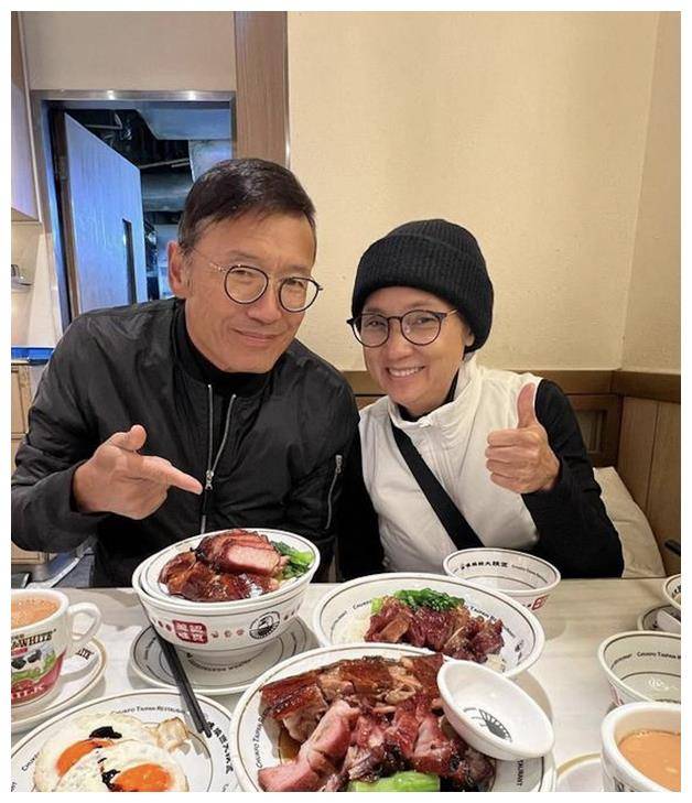 苗侨伟夫妇情侣出游,手牵手街头漫步,儿子抓拍真实状态_戚美珍_时间