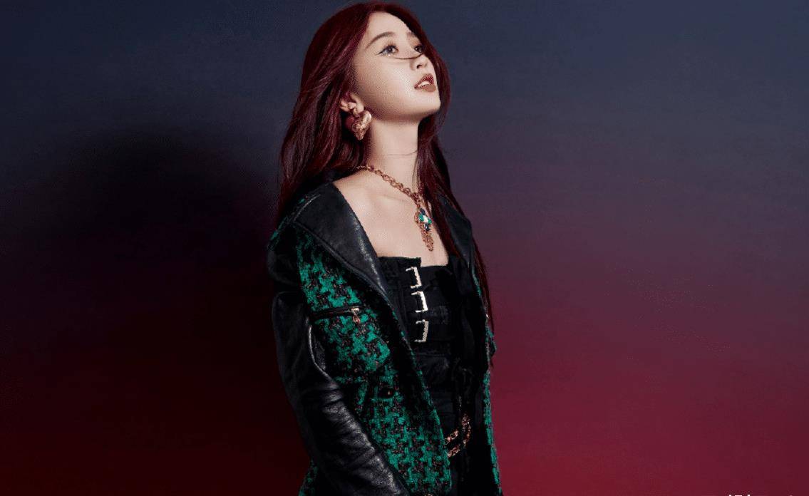 虞书欣晒照片 ,玫红吊带裙时尚时尚,这身材确定我没有眼花?