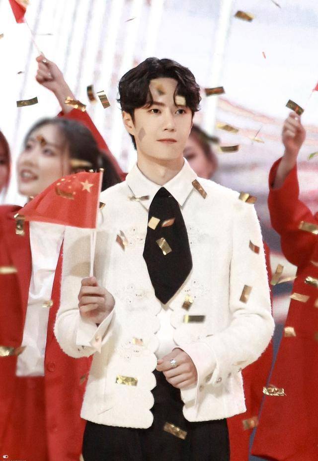 同是乐华主持人,王一博冷漠脸被哥哥宠爱,他艺能满分却"镶边"_黄明昊