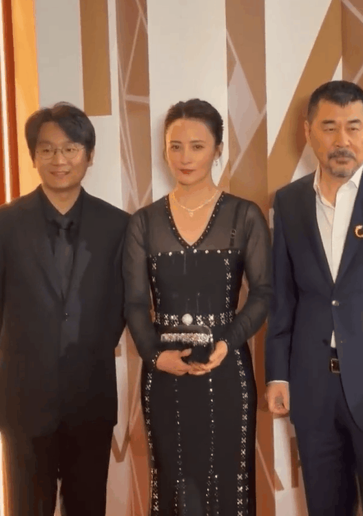 港岛之夜蒋勤勤抿嘴含笑魅力四溢丰腴身姿艳压群星绽放独特光彩
