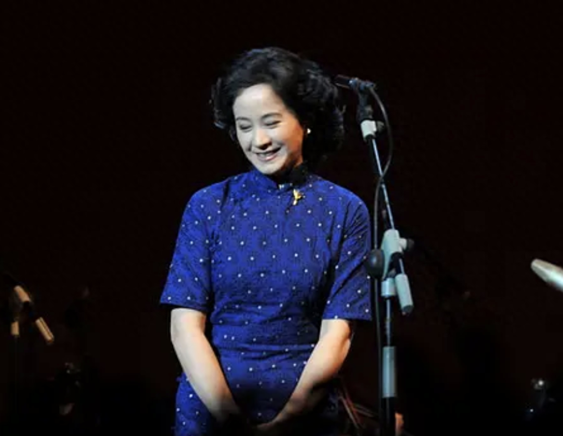 嫁大13岁名导被捧红,丈夫病逝后不愿再演戏,55岁至今未婚无子嗣_何群