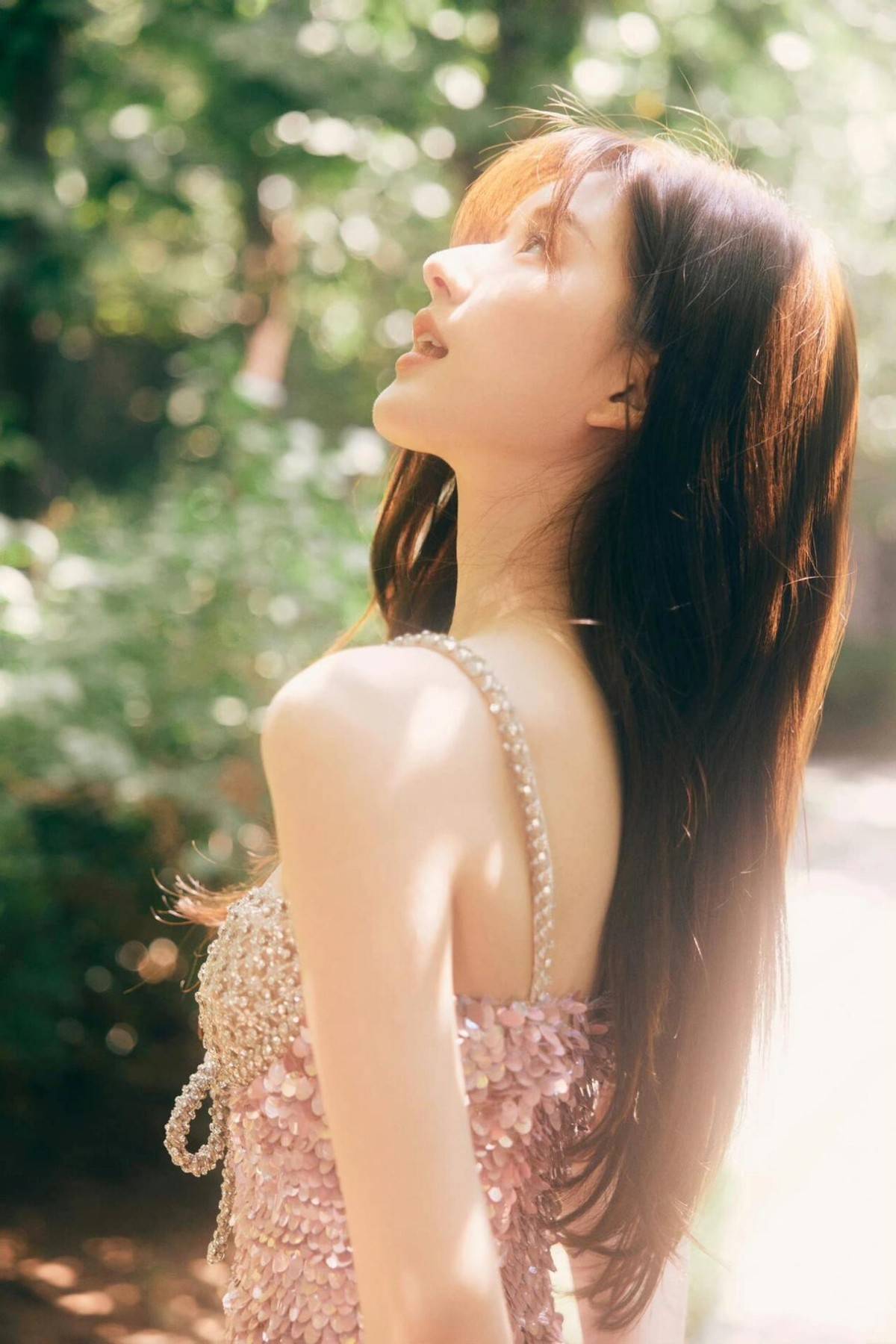 25岁赵露思身材真丰腴!穿粉色吊带裙秒变"水蜜桃",性感又迷人!