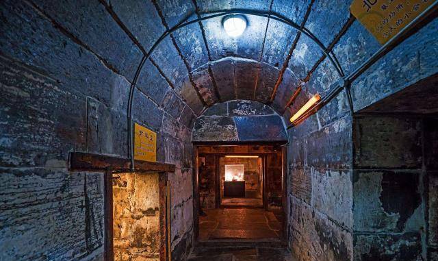 原创考古队在北京一座被盗空的小女墓中挖掘出一只小碗价值25亿