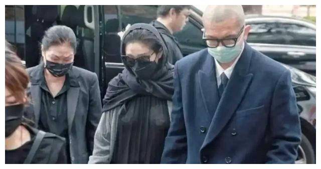 大s陪同母亲出席小s公公葬礼,杉菜老去,一细节映证亲情深厚.
