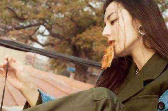娱乐圈8位最爱吃辣条的明星赵丽颖最可爱易烊千玺像个小仓鼠