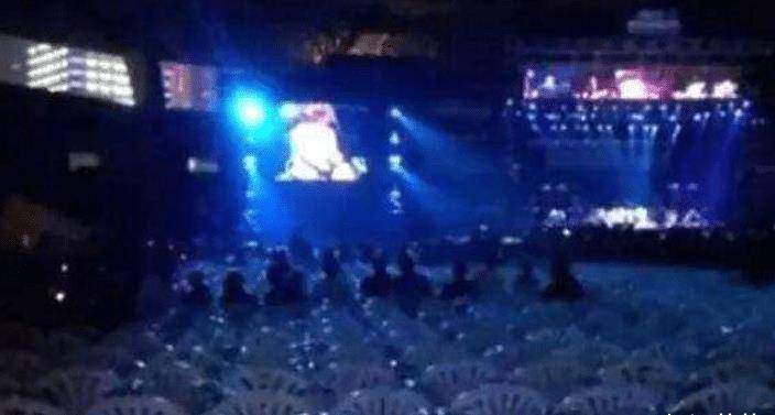 原创自认为自己很火走红后忘记农村父母演唱会上7个观众14个保镖