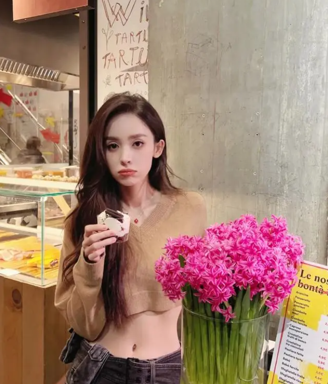 32岁的古力娜扎穿露脐装,大秀a4腰,网友:这谁顶得住!_感情_风格_生活