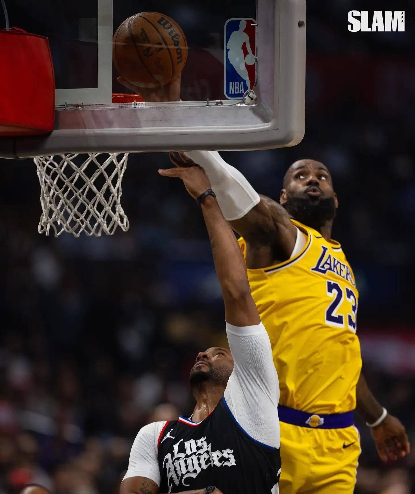 透露,詹姆斯退场时不仅腿部感到不适,还流露出了一丝疲惫与痛苦的表情