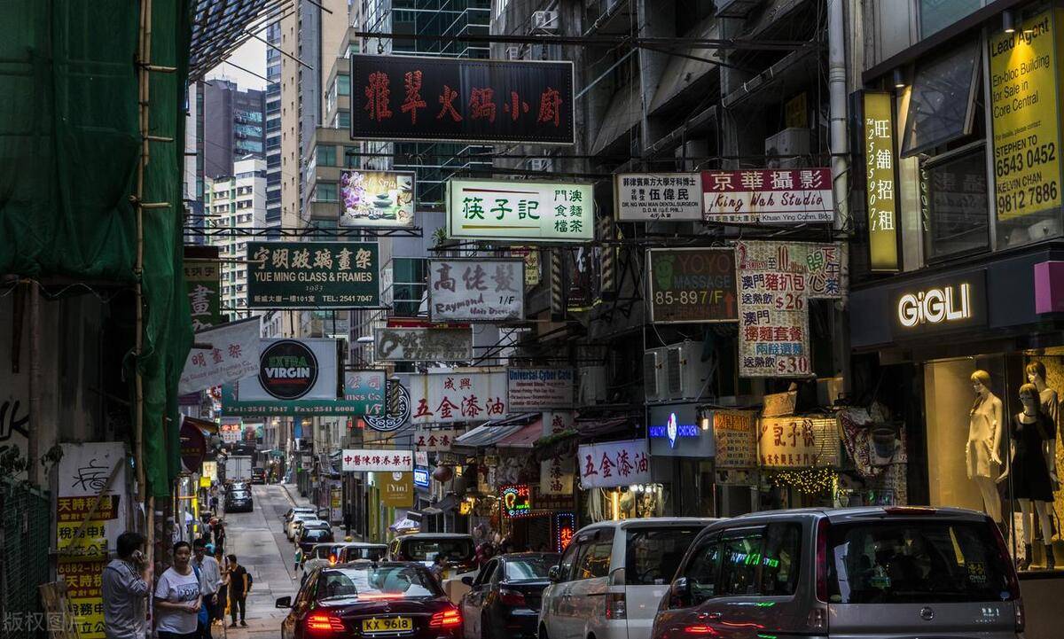 后参观香火旺盛之黄大仙祠,上香完毕,乘船夜游美丽的维多利亚港湾.