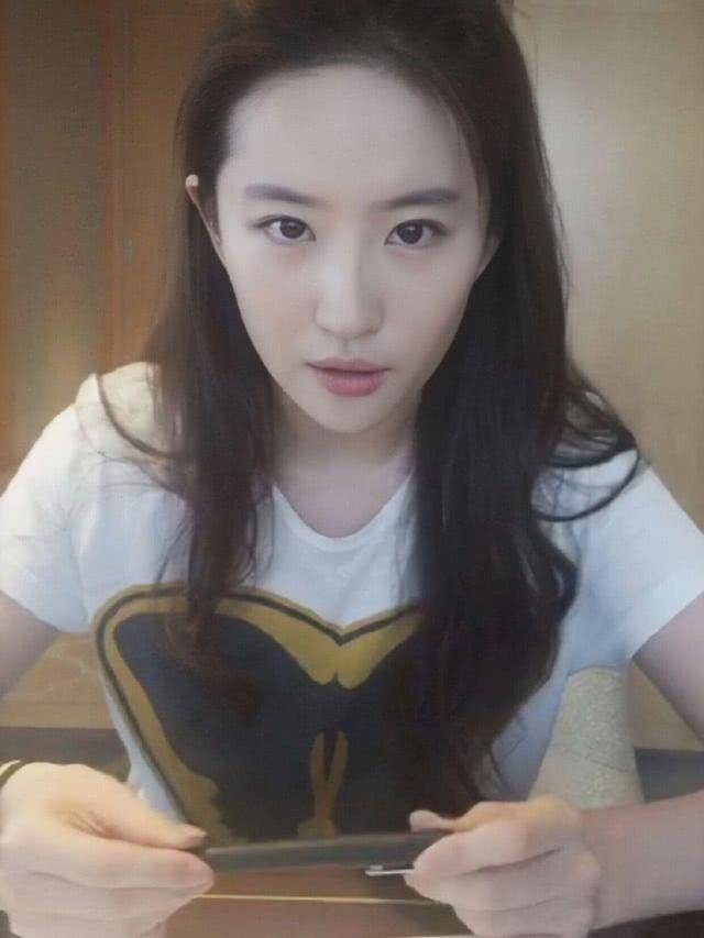 主要是与化过妆的普通美女和素颜的刘亦菲相比较