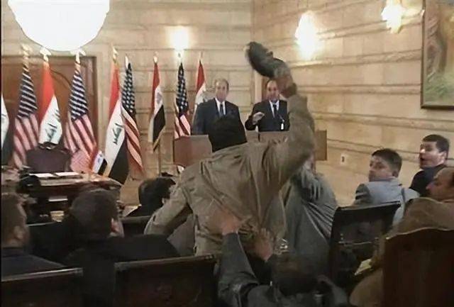 原创对小布什扔鞋的伊拉克记者现在怎样了2009年3月12日扎伊迪判刑