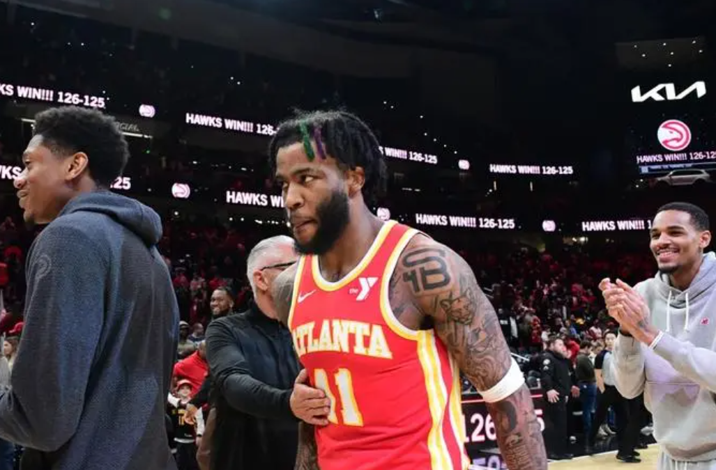 左腿诡异弯曲,当场撕裂韧带._萨迪克·贝_赛季_申京