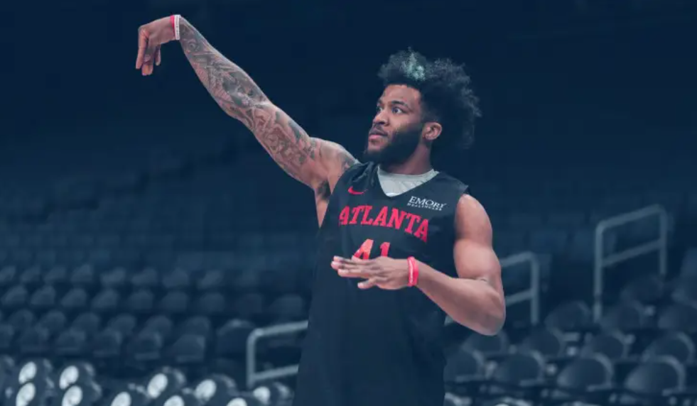 左腿诡异弯曲,当场撕裂韧带._萨迪克·贝_赛季_申京